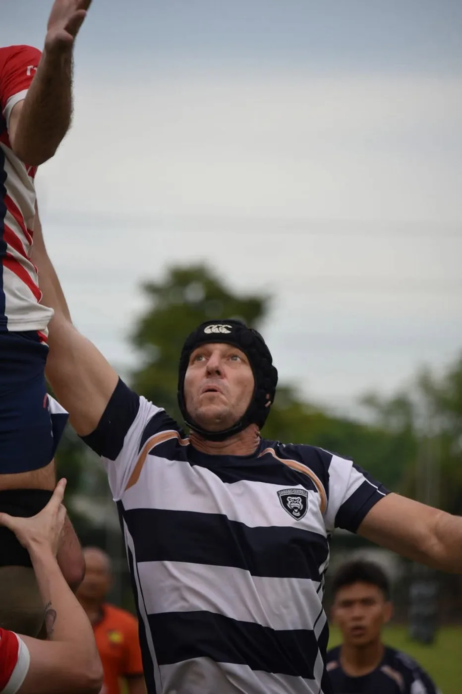 A Guerilla player reaching high in a lineout